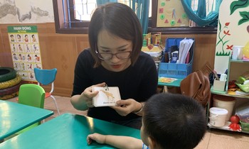 Cô Hà Thị Lê Na hướng dẫn trẻ nhận biết con vật