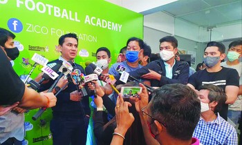 Zico Thái giữa vòng vây báo chí Thái Lan trong một sự kiện gần đây