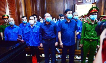 Các bị cáo tại phiên tòa hôm qua 14/12. Ảnh: Tân Châu