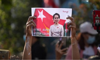 Những người ủng hộ Đảng NLD của bà Aung San Suu Kyi biểu tình bên ngoài Đại sứ quán Myanmar ở Thái Lan ngày 2/1 để phản đối quân đội. Ảnh: Reuters