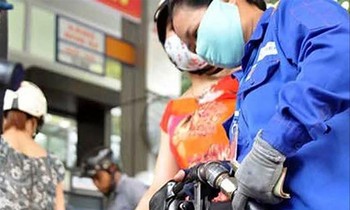 Giá xăng đã vượt mốc 20.000 đồng/lít. Ảnh: Như Ý