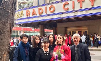 Bà Phan Thanh Hảo là cháu ngoại cụ Võ Chuẩn, trong ảnh bà Hảo (hàng trên, thứ ba từ phải sang) chụp cùng con trai là đạo diễn Nguyễn Phan Quang Bình (ngoài cùng bên trái)