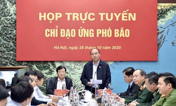 Thủ tướng Nguyễn Xuân Phúc yêu cầu các địa phương vùng ảnh hưởng dừng các cuộc họp không cần thiết, tập trung phòng chống bão. Ảnh: Ngọc Hà