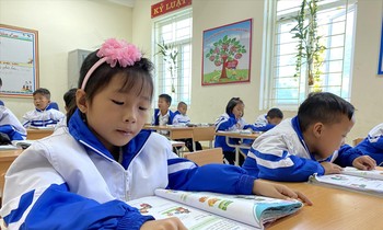Với những bài đọc, từ ngữ chưa thật sự phù hợp với học sinh lớp 1, giáo viên sẽ giải thích cho các em