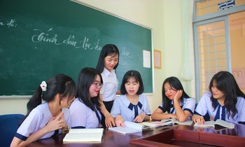 Minh Phương (ở giữa) cùng các bạn đoạt giải trao đổi với cô Nguyễn Thị Bích Hạnh sau kỳ thi