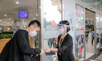 Nhiều doanh nghiệp lì xì khẩu trang, nước rửa tay cho công nhân