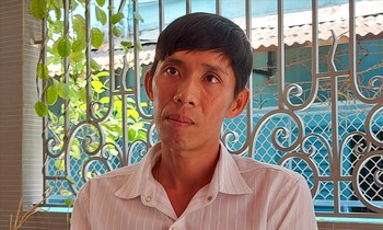 Anh Bùi Minh Lý trong lúc chờ làm việc với TAND quận Bình Thạnh chiều 11/3. Ảnh: Tân Châu