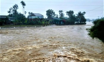 Nước lũ dâng cao ngập đường tại huyện Lắk