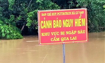 Khu vực bị ngập nước nguy hiểm được cắm biển cảnh báo