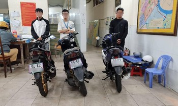 Tạm giữ hàng chục xe máy “đi bão” sau trận bán kết Việt Nam - Malaysia