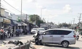 Sau vụ tai nạn liên hoàn, lộ ô tô mang biển số giả chở thuốc lá lậu