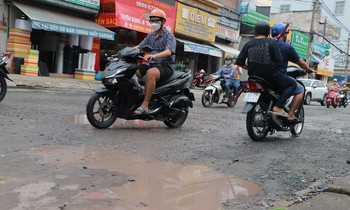 TPHCM: Đường phố nham nhở ổ gà, ngập úng sau khi nâng cấp, cải tạo cống thoát nước