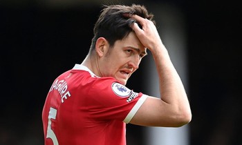 Tại sao đội trưởng MU Harry Maguire ngồi dự bị trước Arsenal?