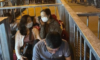 Sốt vé bóng đá nữ, NHM bỏ tiền triệu mua lại vé miễn phí