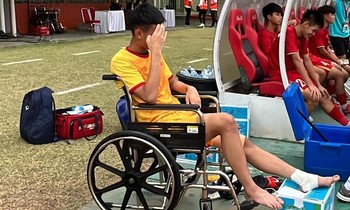 Thủ môn U16 Việt Nam phải ngồi xe lăn sau trận thắng U16 Thái Lan