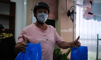 Xếp hàng mua pháo hoa từ 5h sáng