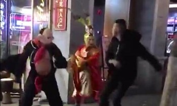 VIDEO: Tôn Ngộ Không và Trư Bát Giới đánh túi bụi du khách trên phố