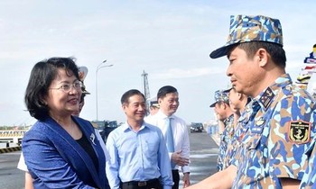 Phó Chủ tịch nước Đặng Thị Ngọc Thịnh bắt tay cán bộ, chiến sỹ tàu 383 thuộc Lữ đoàn 167. (Nguồn: Báo Bà Rịa-Vũng Tàu)