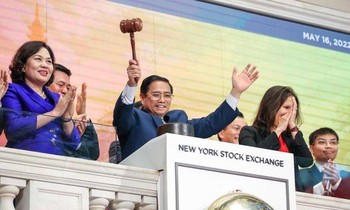 Hình ảnh Thủ tướng rung chuông kết thúc phiên giao dịch sàn chứng khoán New York