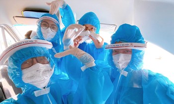 Các sinh viên ÐH Y Hà Nội chuẩn bị đi truy vết ở TP Bắc Ninh