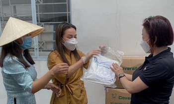 Phi Nhung đi làm từ thiện trong đại dịch COVID-19 hồi cuối tháng 7
