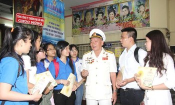 Anh hùng Nguyễn Văn Ðức kể về những lần vận chuyển vũ khí cho lớp trẻ hôm nay. Ảnh: SGGP