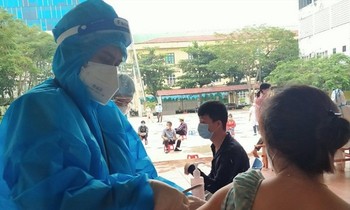 Ðẩy nhanh tiến độ tiêm vắc xin phòng COVID-19. Ảnh: Long Phạm