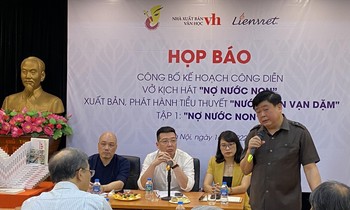 PGS.TS Nguyễn Thế Kỷ giới thiệu tập đầu tiên của bộ ba tiểu thuyết “Nước non vạn dặm” về Hồ Chủ tịch. Ảnh: KỲ SƠN