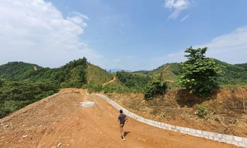 Ðường vào sân golf Phúc Tiến (Quang Tiến, thành phố Hòa Bình) xẻ dọc băng qua các ngọn núi. Ảnh: Đức Nam