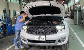 Kiểm định lần đầu ô tô mới tại Trung tâm Ðăng kiểm Mỹ Ðình (Nam Từ Liêm, Hà Nội). Ảnh: Ngọc Mai