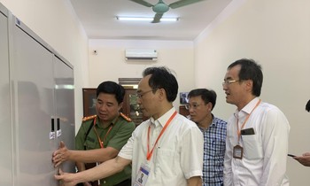 Thứ trưởng Bộ GD&ÐT Hoàng Minh Sơn (thứ hai trái sang) kiểm tra khu vực lưu trữ đề thi, bài thi