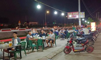 Không ít công nhân vẫn lãng phí thời gian, tiền bạc cho những buổi ăn nhậu sau giờ làm