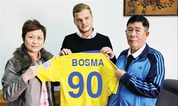 Bosma đầu quân cho SLNA với số áo 90 và chỉ ra sân vỏn vẹn 3 trận