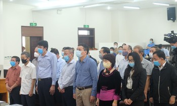 Trong số 19 bị cáo, có một người được xét xử vắng mặt vì lý do sức khỏe