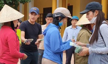 Vợ chồng ca sĩ Thủy Tiên phát tiền hỗ trợ người dân miền Trung năm 2020