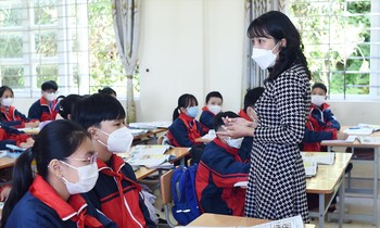 Cô giáo Bành Ngọc Thủy, Trường THCS thị trấn Lộc Bình, có nhiều sáng kiến tổ chức các hoạt động giúp học sinh yêu thích học ngoại ngữ. Ảnh: Xuân Tùng