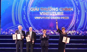 'Cha mẹ đẻ' vắc xin COVID nhận Giải thưởng VinFuture