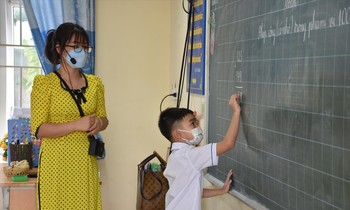Thiếu giáo viên chương trình giáo dục phổ thông mới: Vừa chạy vừa xếp hàng