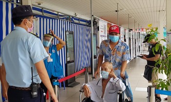 Chặn bệnh đầu mùa khỉ tại cửa khẩu