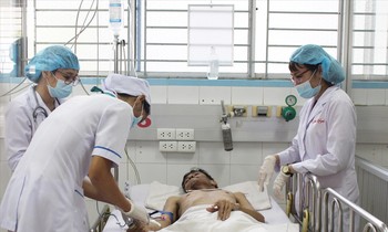 Sốt xuất huyết bùng phát tại TPHCM: 'Quên bài' chống dịch?