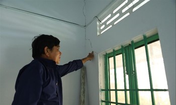 Người dân cho rằng việc nổ mìn thi công dự án Haborizon Nha Trang đã làm tường nhà họ nứt nẻẢnh: L.H