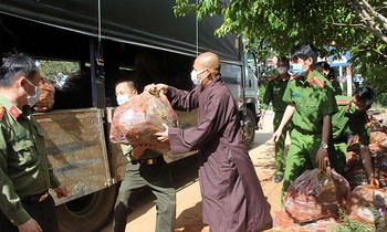 Đại đức Thích Vạn Trí tham gia chuyển hàng lên xe