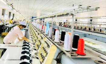 Công nhân làm việc trong doanh nghiệp “3 tại chỗ” ở Bình Dương. Ảnh: Hương Chi