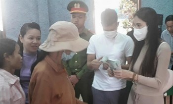 Ca sĩ Thủy Tiên trao tiền hỗ trợ cho người dân bị ảnh hưởng bão lũ tại huyện Bắc Trà My, Quảng Nam Ảnh: MTTQ VN huyện Bắc Trà My cung cấp 