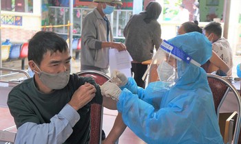 Tiêm vắc xin phòng COVID-19 cho người dân trên địa bàn xã Tứ Xã, huyện Lâm Thao, tỉnh Phú Thọ