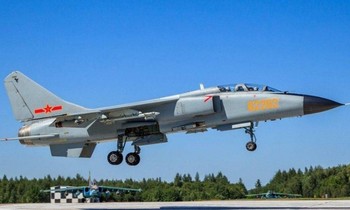 Tiêm kích ném bom JH-7 của không quân Trung Quốc trong một cuộc tập trận Ảnh: Xinhua