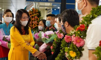 Bà Nguyễn Thị Ánh Hoa- Giám đốc Sở Du lịch TPHCM tặng hoa cho du khách "Xông đất" TPHCM năm 2022