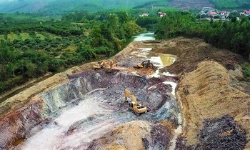 Hiện trường “sét tặc” đang hoạt động được chụp ngày 6/1 tại suối thôn Quán Vuông Ảnh: Hoàng Dương