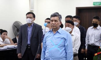 Bị cáo Trần Ngọc Hà (dấu X) tại phiên tòa