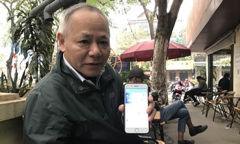 Ngoài tham gia công tác phòng, chống dịch COVID-19 ở phường Thịnh Quang, Hà Nội, bác sĩ Lê Phong còn tư vấn, hỗ trợ nhiều trường hợp về nội tiết, đái tháo đường qua mạng xã hội Ảnh: Trường Phong